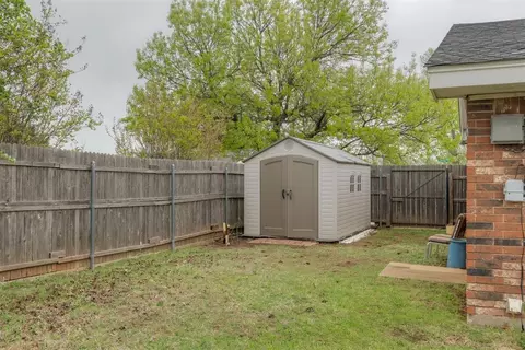 Exterior - 200 E Beech Ave, Yukon, OK 73099 photo 6 of 6