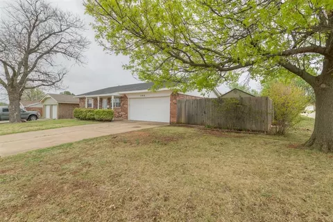 Exterior - 200 E Beech Ave, Yukon, OK 73099 photo 2 of 6