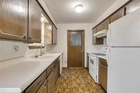 Kitchen - 200 E Beech Ave, Yukon, OK 73099 photo 3 of 8