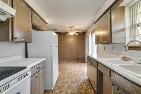 Kitchen - 200 E Beech Ave, Yukon, OK 73099 photo 6 of 8