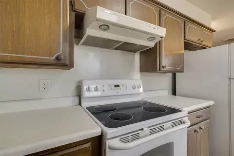 Kitchen - 200 E Beech Ave, Yukon, OK 73099 photo 7 of 8