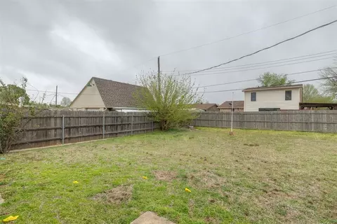 Exterior - 200 E Beech Ave, Yukon, OK 73099 photo 5 of 6