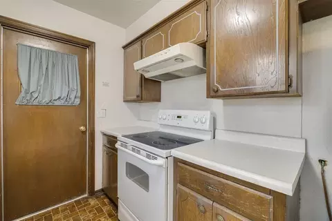 Kitchen - 200 E Beech Ave, Yukon, OK 73099 photo 5 of 8