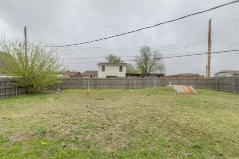 Exterior - 200 E Beech Ave, Yukon, OK 73099 photo 4 of 6