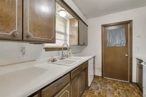 Kitchen - 200 E Beech Ave, Yukon, OK 73099 photo 4 of 8