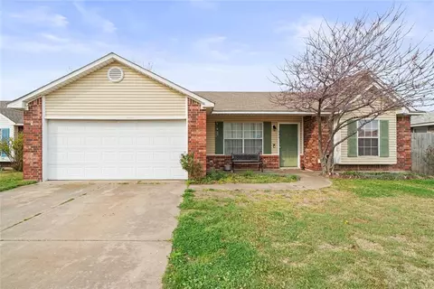 936 NW 15th St, Moore, OK 73160