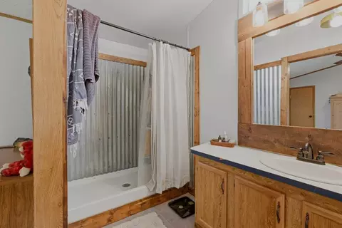 Bath - 506 E Van Buren St, Crescent, OK 73028 photo 2 of 3