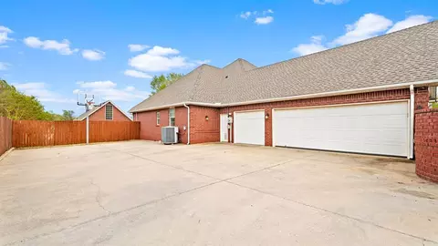 Exterior - 3608 Meadow Ln, Moore, OK 73160 photo 10 of 10