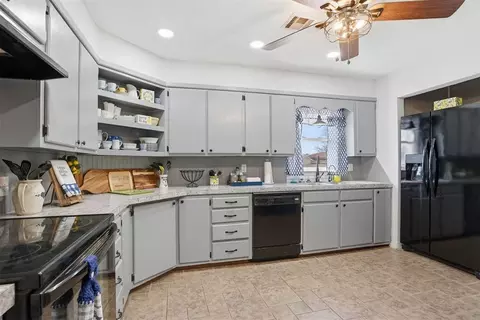 Kitchen - 2 E Anchor Dr, Sayre, OK 73662 photo 9 of 11