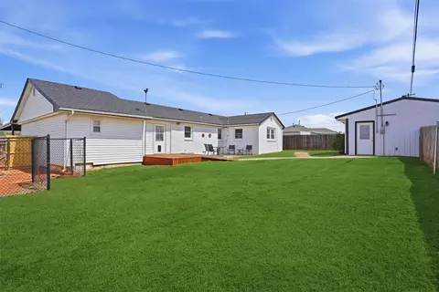 Exterior - 2 E Anchor Dr, Sayre, OK 73662 photo 3 of 5