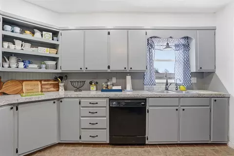 Kitchen - 2 E Anchor Dr, Sayre, OK 73662 photo 7 of 11