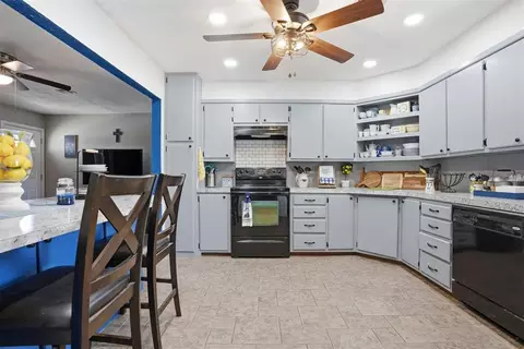 Kitchen - 2 E Anchor Dr, Sayre, OK 73662 photo 4 of 11