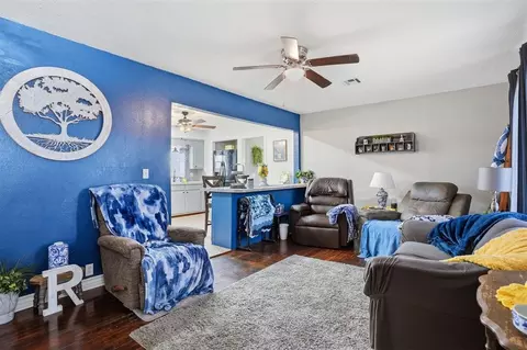 Living - 2 E Anchor Dr, Sayre, OK 73662 photo 3 of 3