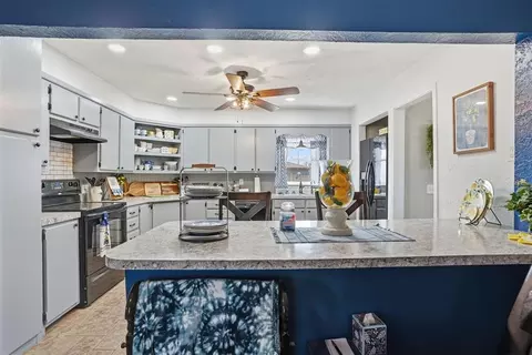 Kitchen - 2 E Anchor Dr, Sayre, OK 73662 photo 2 of 11