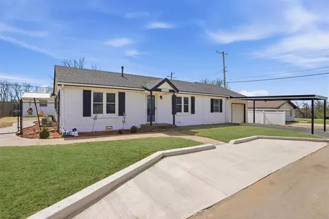 Exterior - 2 E Anchor Dr, Sayre, OK 73662 photo 4 of 5