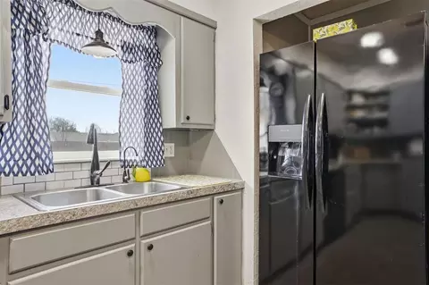 Kitchen - 2 E Anchor Dr, Sayre, OK 73662 photo 10 of 11