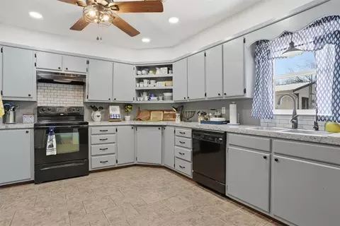 Kitchen - 2 E Anchor Dr, Sayre, OK 73662 photo 5 of 11
