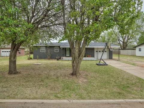 105 NW 7th St, Minco, OK 73059