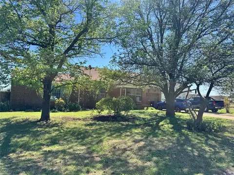 601 W Apache St, Lindsay, OK 73052