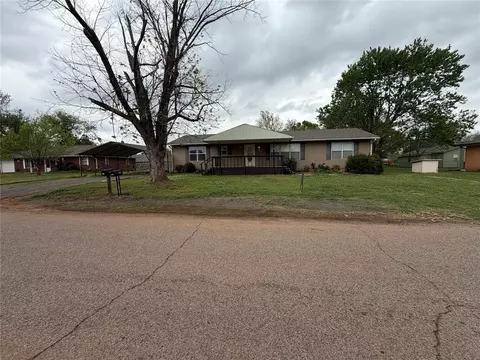 904 4th St, Maysville, OK 73057
