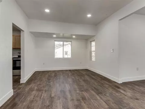 Living - 509 E Cherry St, Cushing, OK 74023 photo 4 of 5
