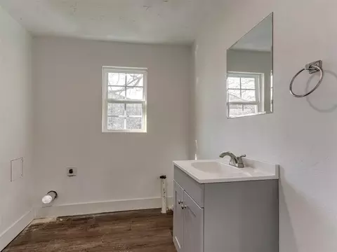 Bath - 509 E Cherry St, Cushing, OK 74023 photo 4 of 5