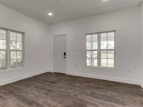 Living - 509 E Cherry St, Cushing, OK 74023 photo 2 of 5