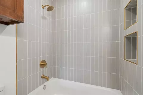 Bath - 832 Oakbrook Dr, Norman, OK 73072 photo 5 of 6