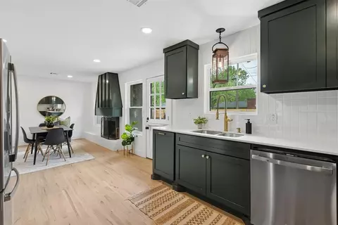 Kitchen - 832 Oakbrook Dr, Norman, OK 73072 photo 5 of 7