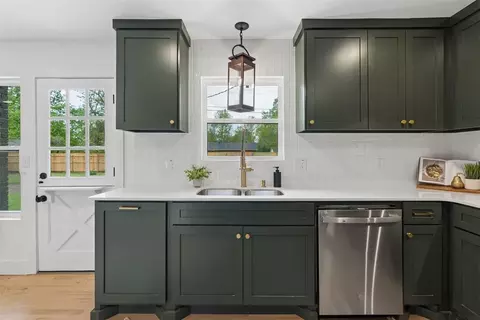 Kitchen - 832 Oakbrook Dr, Norman, OK 73072 photo 4 of 7