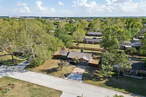 View/Area - 832 Oakbrook Dr, Norman, OK 73072 photo 2 of 3