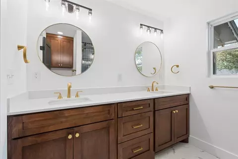 Bath - 832 Oakbrook Dr, Norman, OK 73072 photo 6 of 6