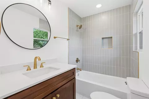 Bath - 832 Oakbrook Dr, Norman, OK 73072 photo 2 of 6