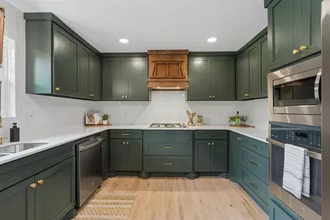 Kitchen - 832 Oakbrook Dr, Norman, OK 73072 photo 2 of 7