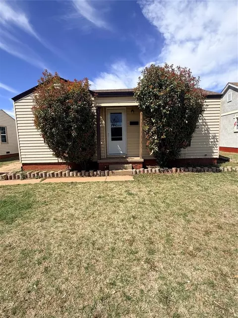 522 S 11th St, Clinton, OK 73601