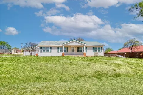 323 S Phillips Ave, Leedey, OK 73654