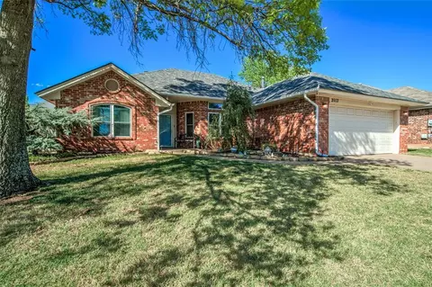 2117 Summer Hollow Ln, Edmond, OK 73013