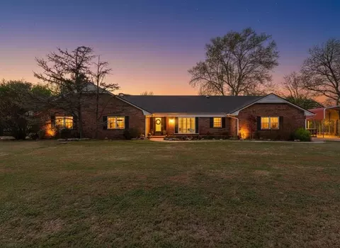 914 Living Springs Trl, Washington, OK 73093
