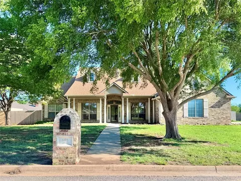 605 E California St, Walters, OK 73572