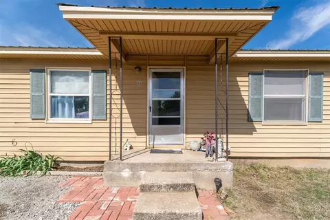 Exterior - 103 S Cedar St, Crescent, OK 73028 photo 2 of 3
