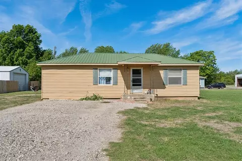 103 S Cedar St, Crescent, OK 73028