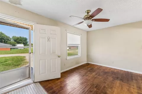Living - 103 S Cedar St, Crescent, OK 73028 photo 1 of 4