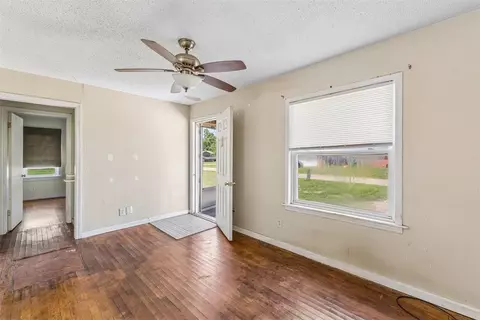 Living - 103 S Cedar St, Crescent, OK 73028 photo 2 of 4