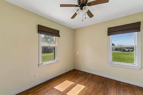 Bedroom - 103 S Cedar St, Crescent, OK 73028 photo 5 of 7