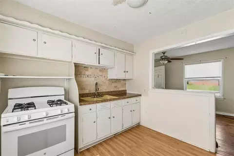 Kitchen - 103 S Cedar St, Crescent, OK 73028 photo 2 of 4