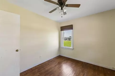 Bedroom - 103 S Cedar St, Crescent, OK 73028 photo 4 of 7