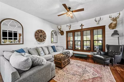 Living - 201 S 6th St, Marlow, OK 73055 photo 2 of 3