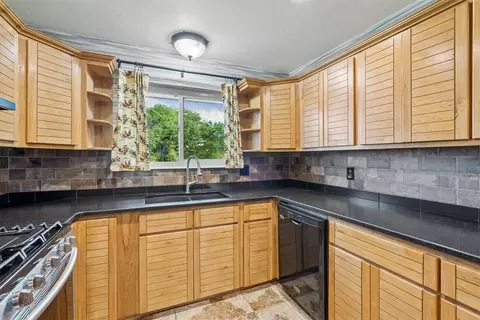 Kitchen - 105002 S Hidden Valley Dr, Mcloud, OK 74851 photo 4 of 5