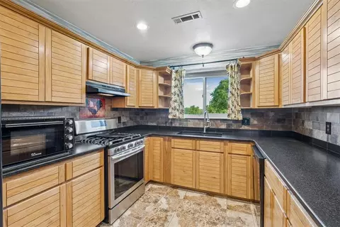 Kitchen - 105002 S Hidden Valley Dr, Mcloud, OK 74851 photo 3 of 5