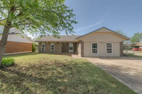 700 Century Dr, Moore, OK 73160